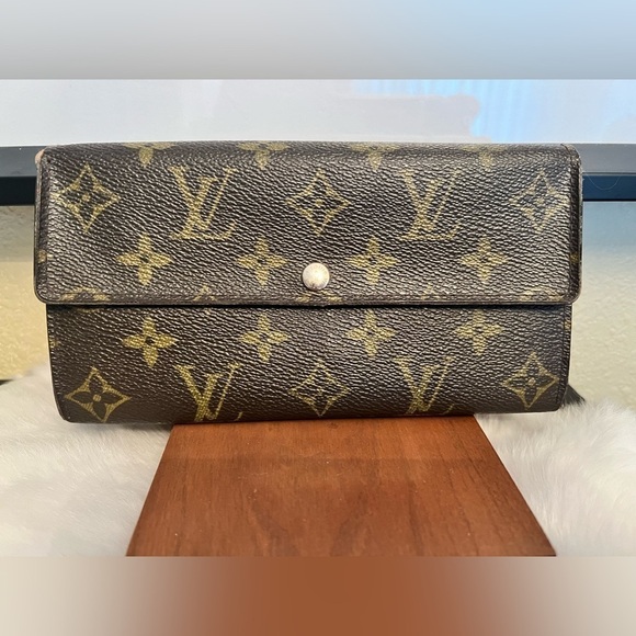 Authentic Louis Vuitton Sarah Monogram Wallet - Picture 1 of 15